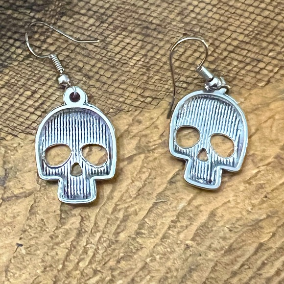 💀  Etched Sugar Skull Silver Dangle Earrings 
~ “Day of the Dead” 🥀 - Picture 5 of 7